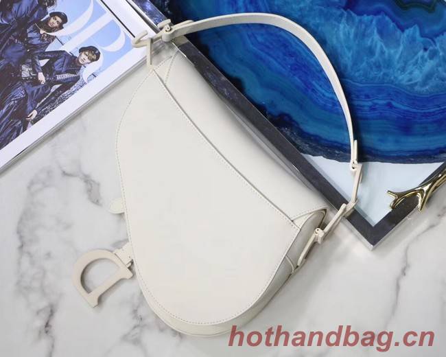 Dior SADDLE-TAS VAN KALFSLEER Bag M0446C white Dior SADDLE-TAS VAN KALFSLEER Bag M0446C white