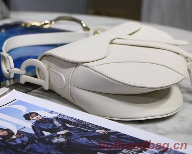 Dior SADDLE-TAS VAN KALFSLEER Bag M0446C white Dior SADDLE-TAS VAN KALFSLEER Bag M0446C white
