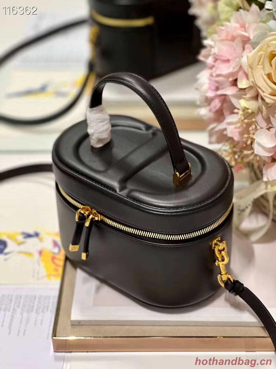 SMALL CD SIGNATURE VANITY CASE Calfskin with Embossed CD Signature S2203UMFV Black SMALL CD SIGNATURE VANITY CASE Calfskin with Embossed CD Signature S2203UMFV Black