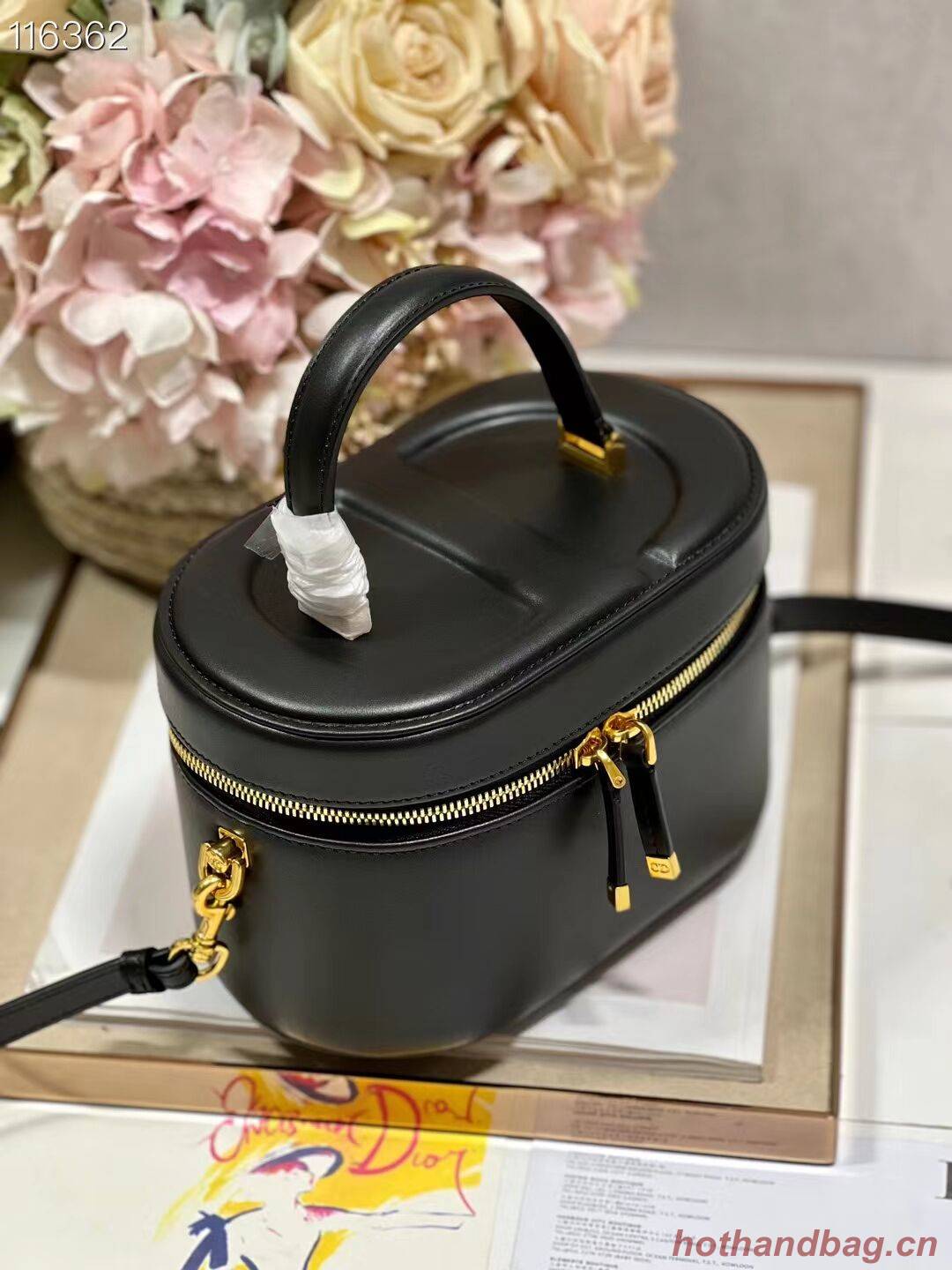 SMALL CD SIGNATURE VANITY CASE Calfskin with Embossed CD Signature S2203UMFV Black SMALL CD SIGNATURE VANITY CASE Calfskin with Embossed CD Signature S2203UMFV Black