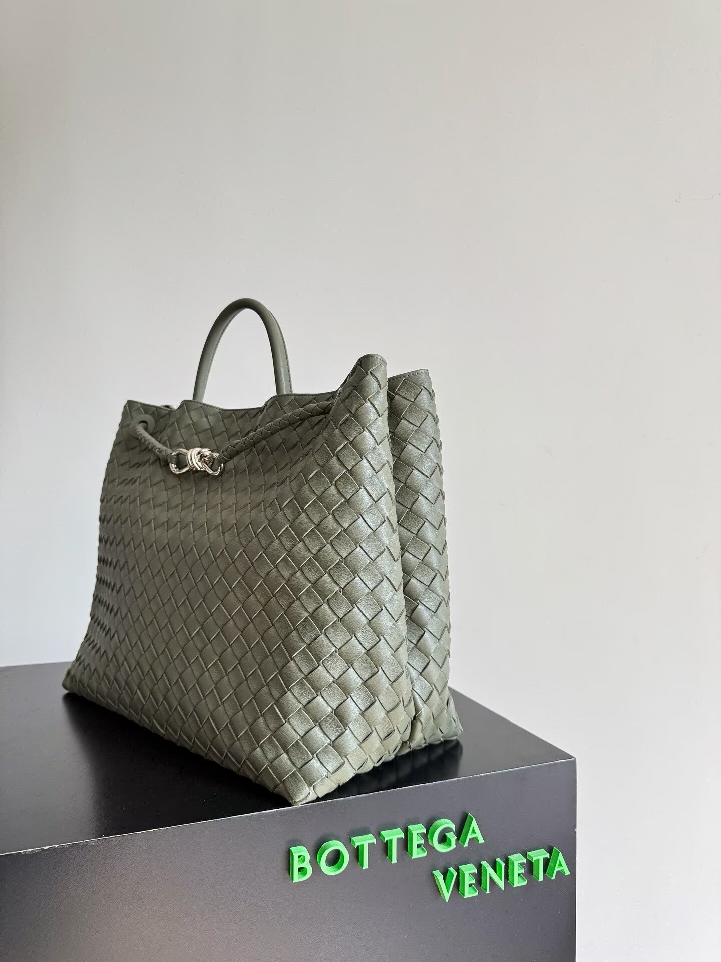 Bottega Veneta Andiamo Pepites Original Leather Large Bag 743575 Green Bottega Veneta Andiamo Pepites Original Leather Large Bag 743575 Green